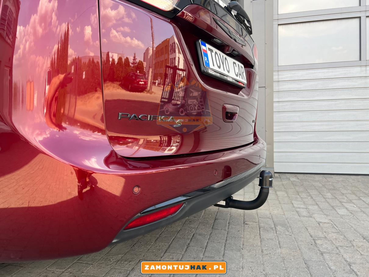 zdjecie pokazuje jak wyglada chrysler pacifica po montazu haka holowniczego